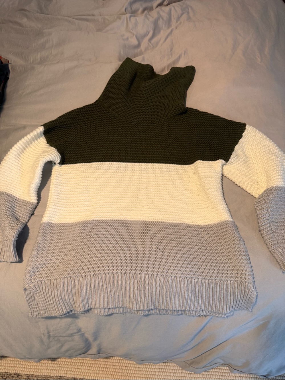 Colorblock Turtleneck Sweater in Olive, Cream & Light Gray